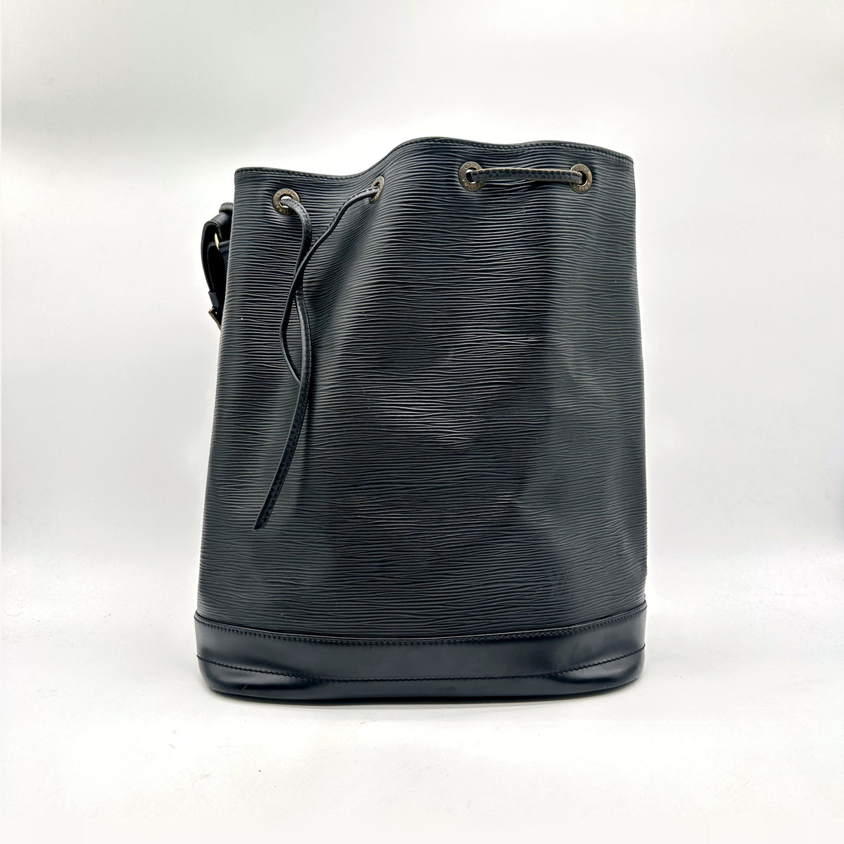 Louis Vuitton Noé Cuir Épi Noir - vue de face, cordon dénoué