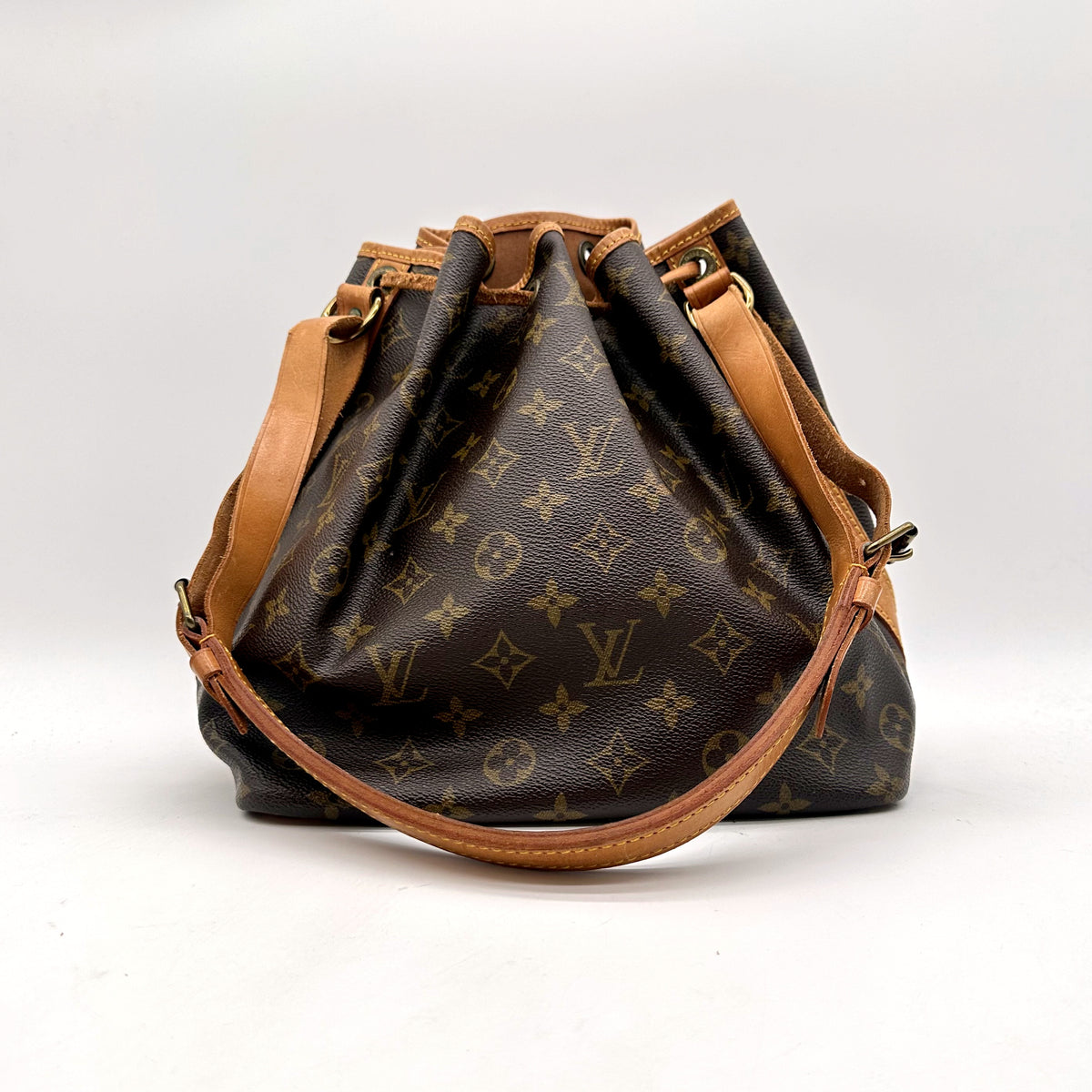 Louis Vuitton Petit Noé Toile Monogram - vue de face avec la bandoulière déployée