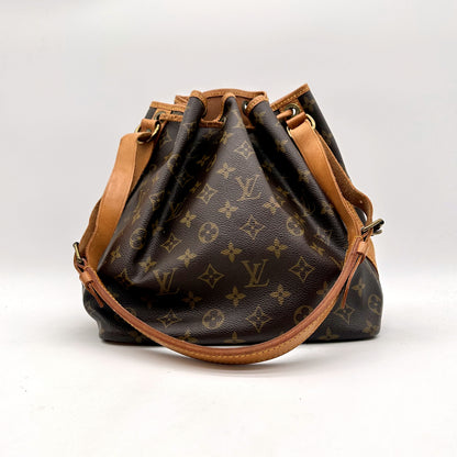 Louis Vuitton Petit Noé Toile Monogram - vue de face avec la bandoulière déployée