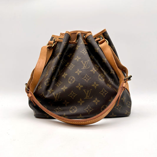 Louis Vuitton Petit Noé Toile Monogram - vue de face avec la bandoulière déployée