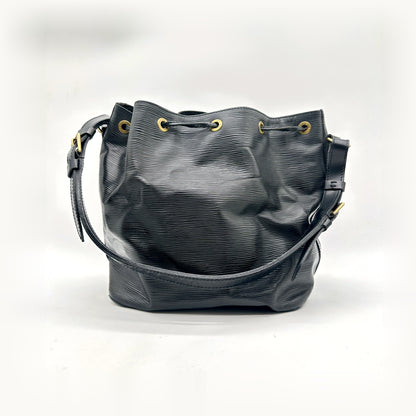 Louis Vuitton Petit Noé Cuir Épi Noir - vue de face avec la bandoulière posée