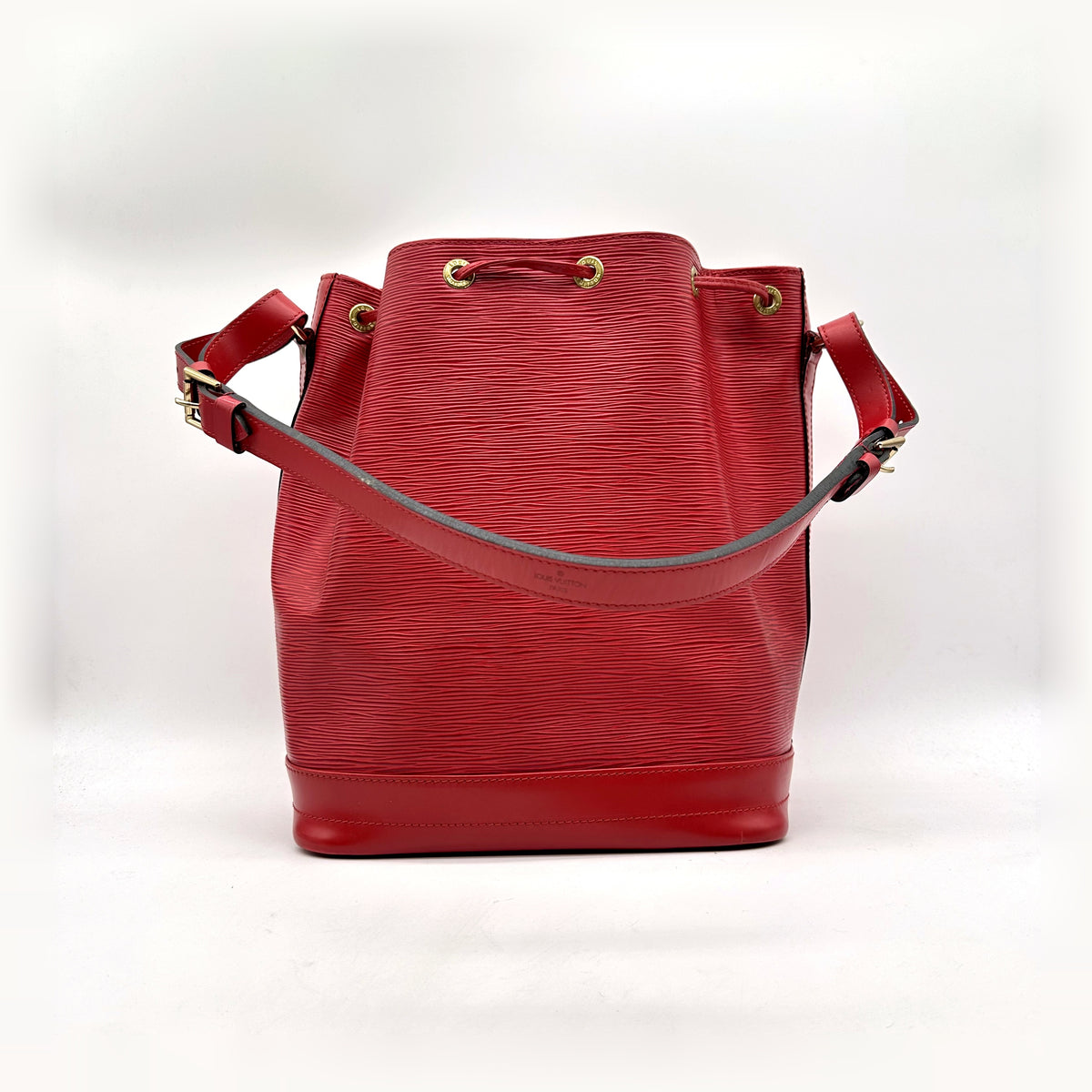 Louis Vuitton Noé Cuir Épi Rouge - vue de face avec la bandoulière déployée