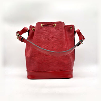Louis Vuitton Noé Cuir Épi Rouge - vue de face avec la bandoulière déployée