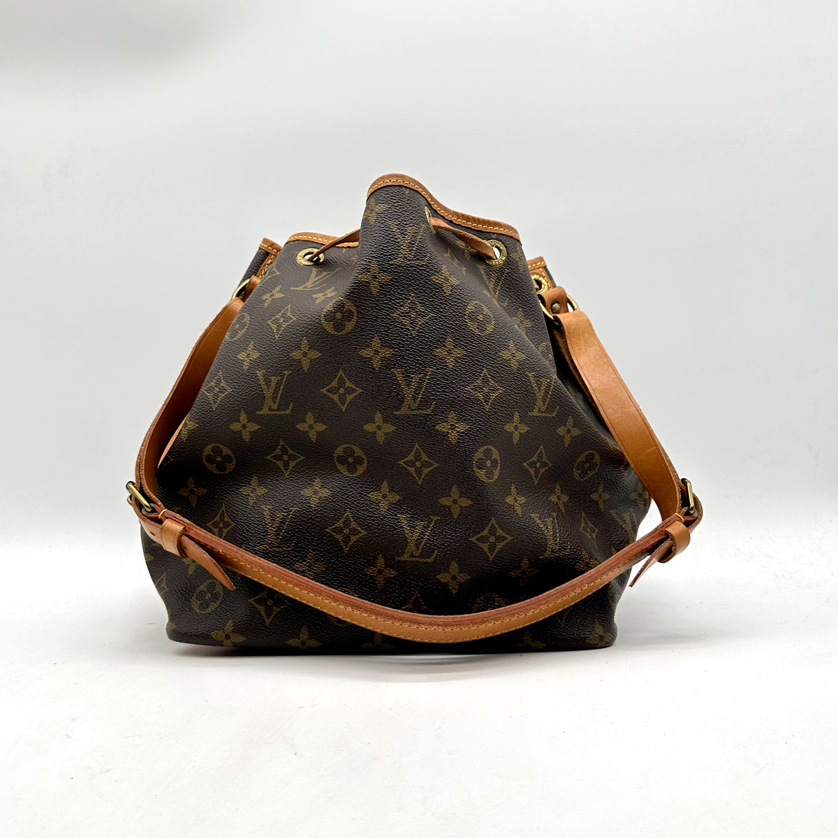 Louis Vuitton Petit Noé Toile Monogram - vue de face avec la bandoulière déployée