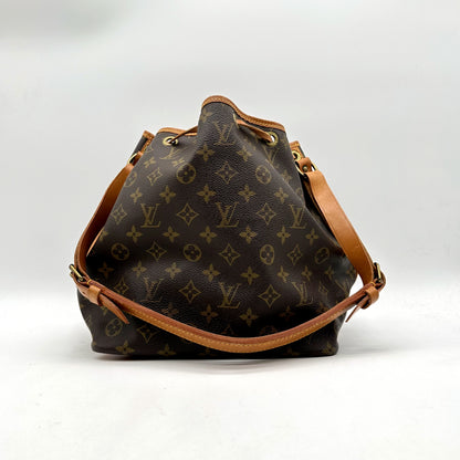 Louis Vuitton Petit Noé Toile Monogram - vue de face avec la bandoulière déployée