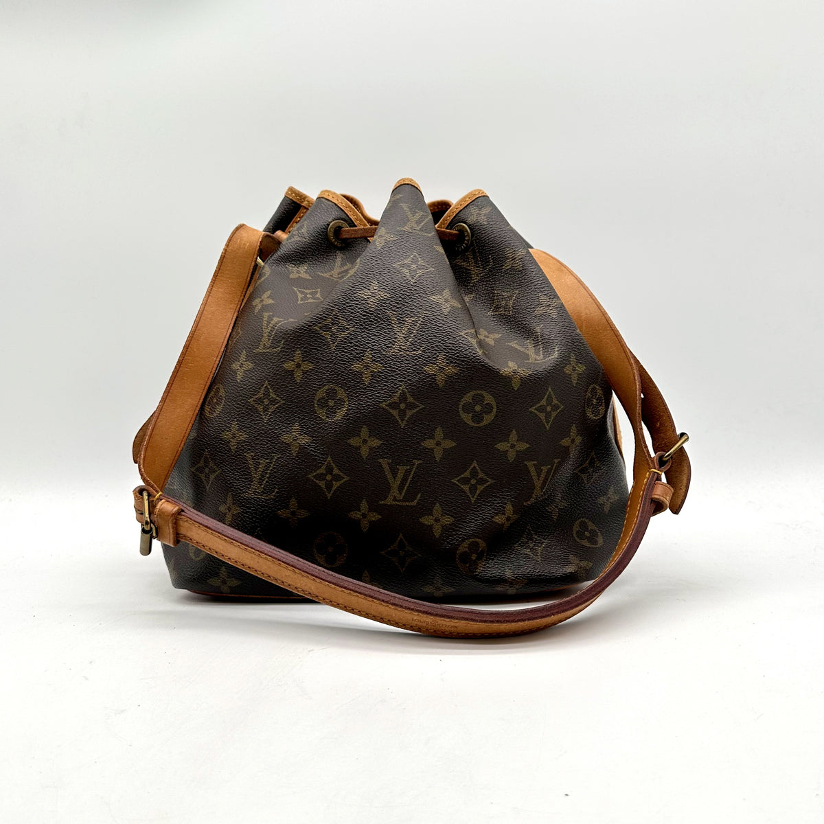Louis Vuitton Noé Toile Monogram - vue de face avec la bandoulière déployée