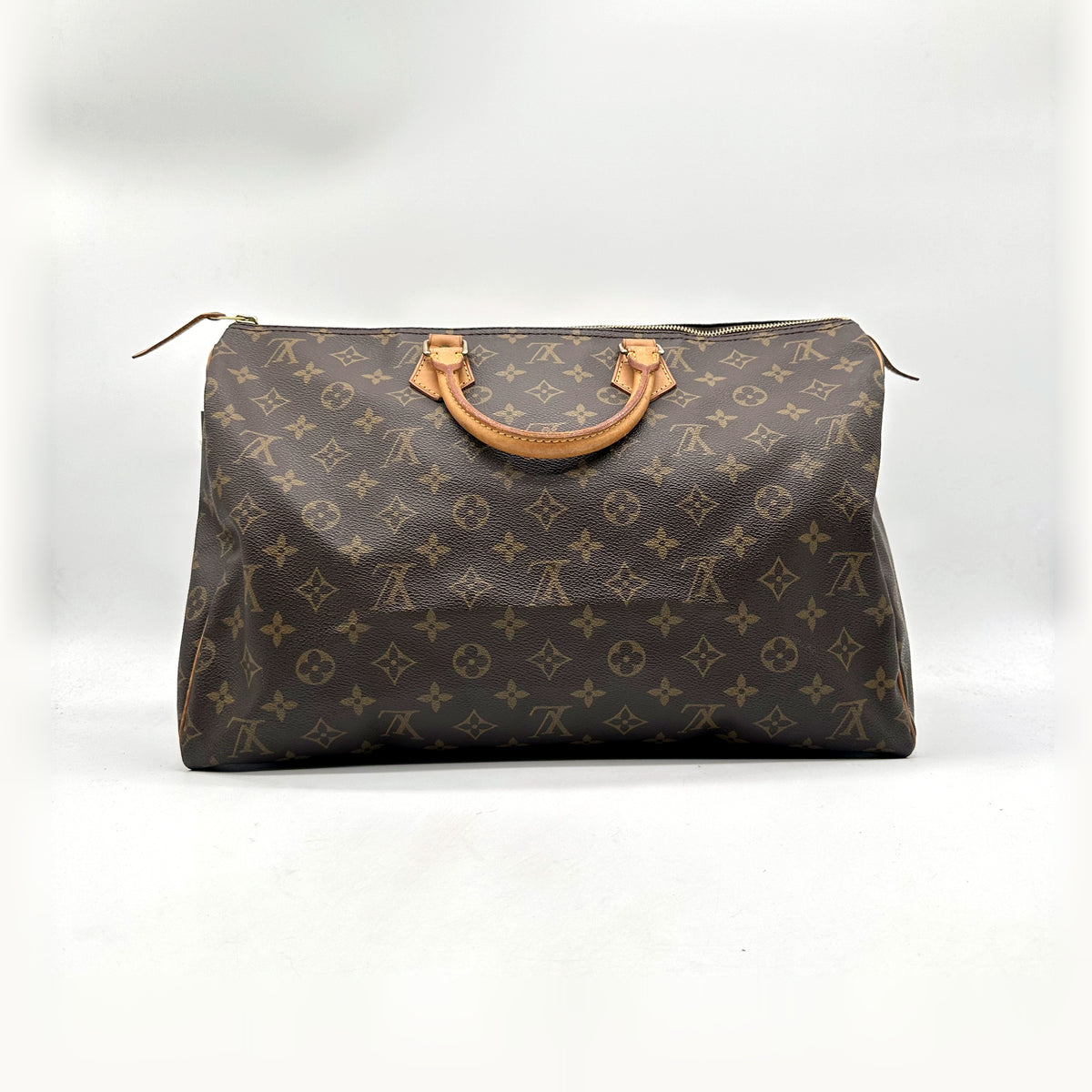 Louis Vuitton Speedy 40 Toile Monogram - vue de face opposée, sac posé