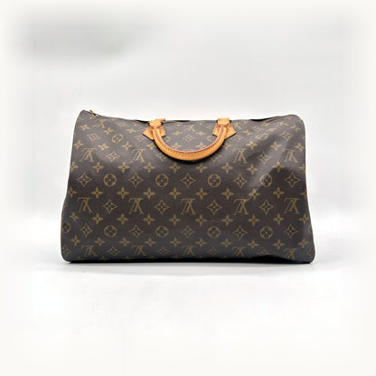 Louis Vuitton Speedy 40 Toile Monogram - vue de face opposée, sac posé
