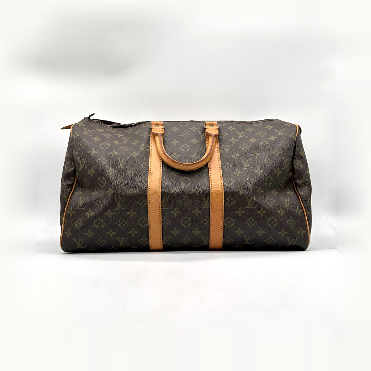 Louis Vuitton Keepall 45 Toile Monogram - vue de face opposée, sac posé