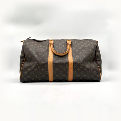 Louis Vuitton Keepall 45 Toile Monogram - vue de face opposée, sac posé