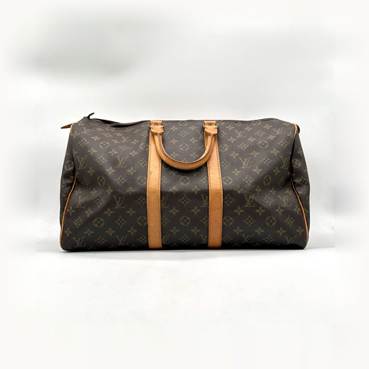 Louis Vuitton Keepall 45 Toile Monogram - vue de face opposée, sac posé