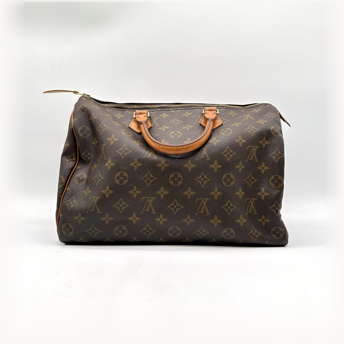 Louis Vuitton Speedy 35 Toile Monogram - vue de face opposée, sac posé