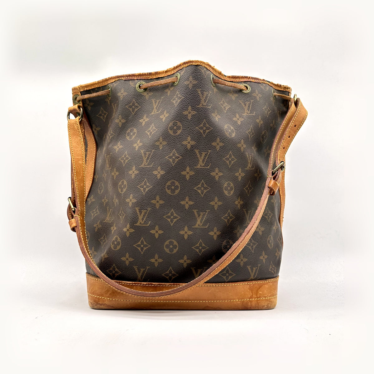 Louis Vuitton Noé Toile Monogram - vue de face avec la bandoulière déployée
