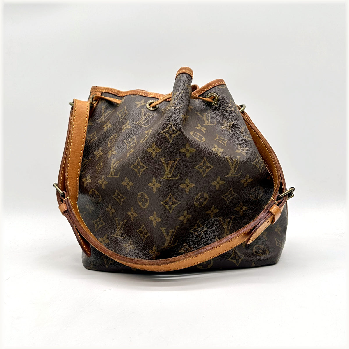 Louis Vuitton Petit Noé Toile Monogram - vue de face avec la bandoulière déployée