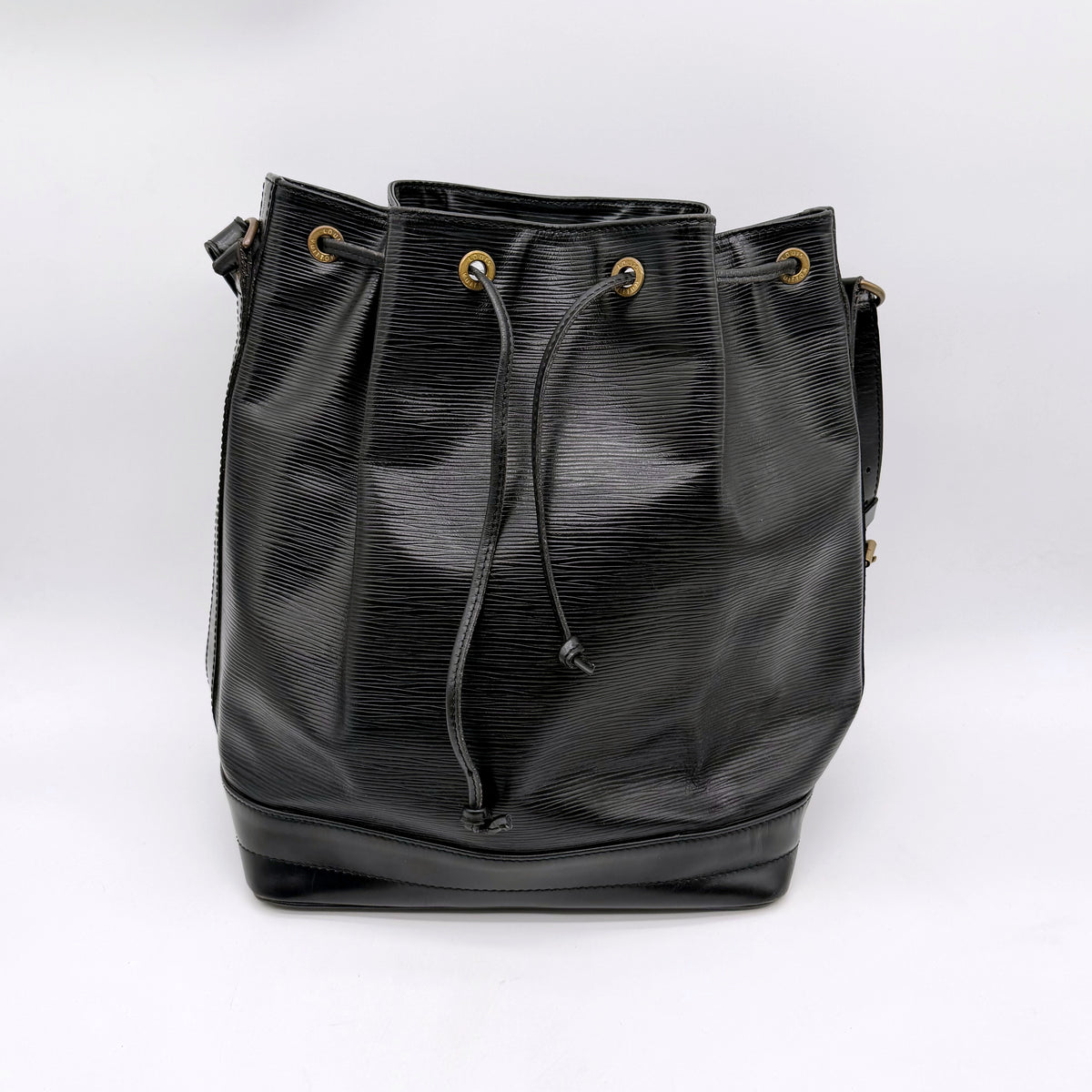 Louis Vuitton Noé Cuir Épi Noir - vue de face, sac posé