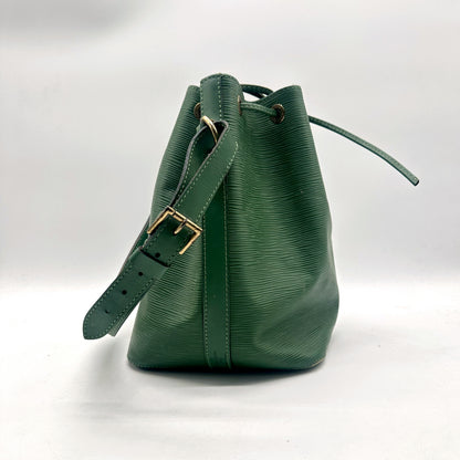 Louis Vuitton Petit Noé Cuir Épi Vert - profil, boucle de réglage de l'anse