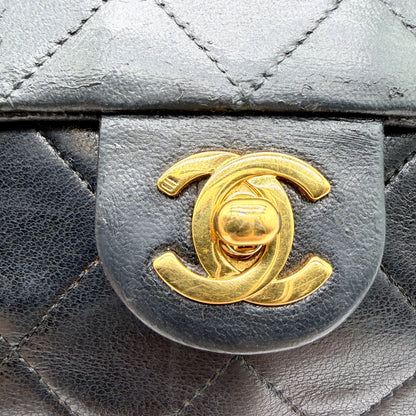 Chanel Mini Square Single Flap Cuir d'agneau Noir - détail du fermoir CC et du matelassage