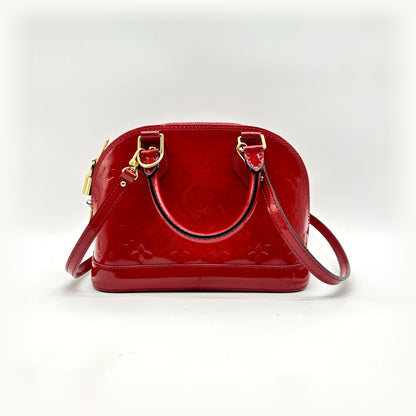 Louis Vuitton Alma BB Cuir Vernis Rouge - vue de dos, bandoulière attachée