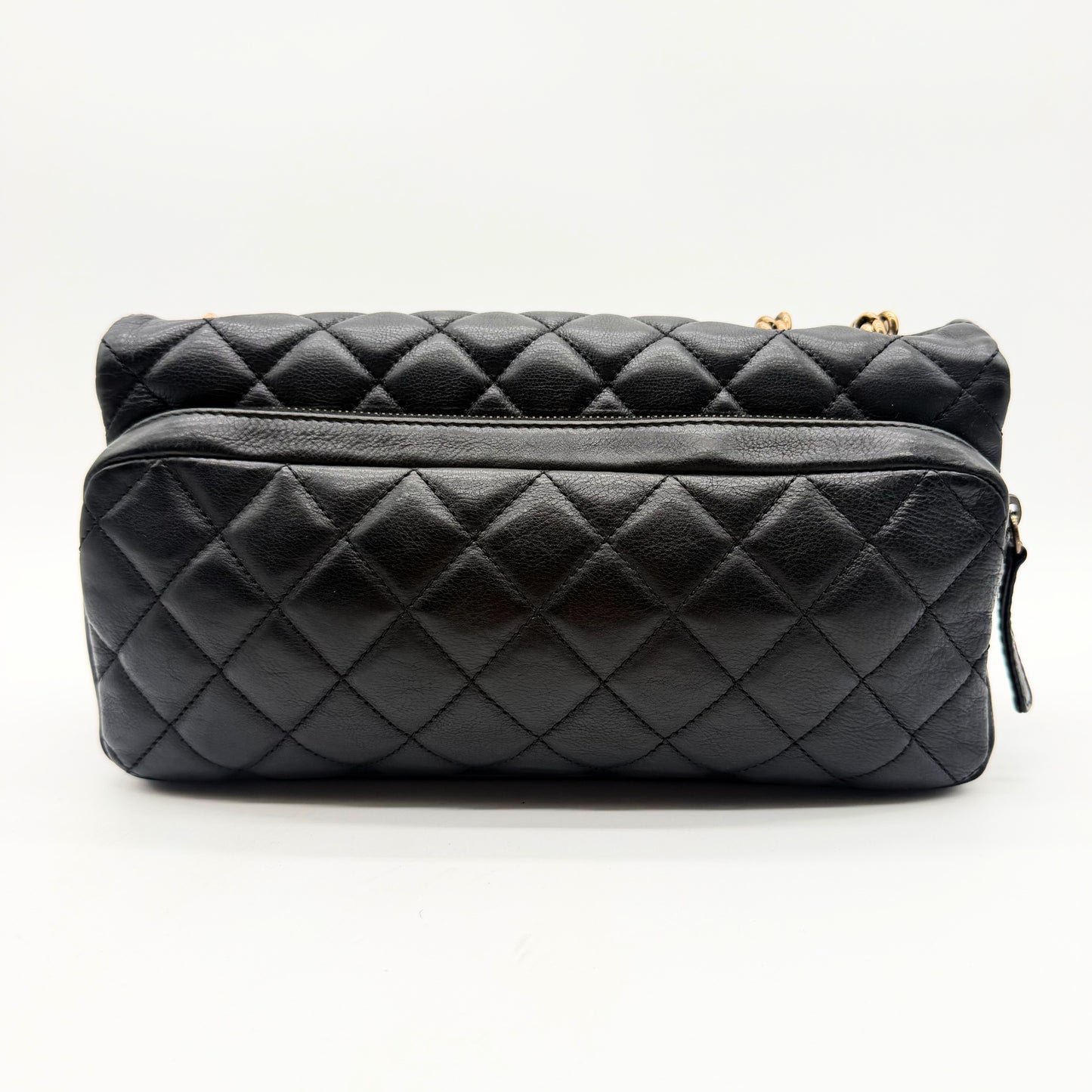 Chanel Sac à rabat matelassé cuir d'agneau - dos avec poche zippée pleine largeur
