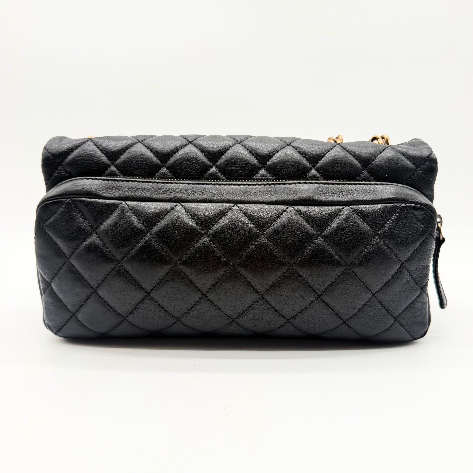 Chanel Sac à rabat matelassé cuir d'agneau - dos avec poche zippée pleine largeur