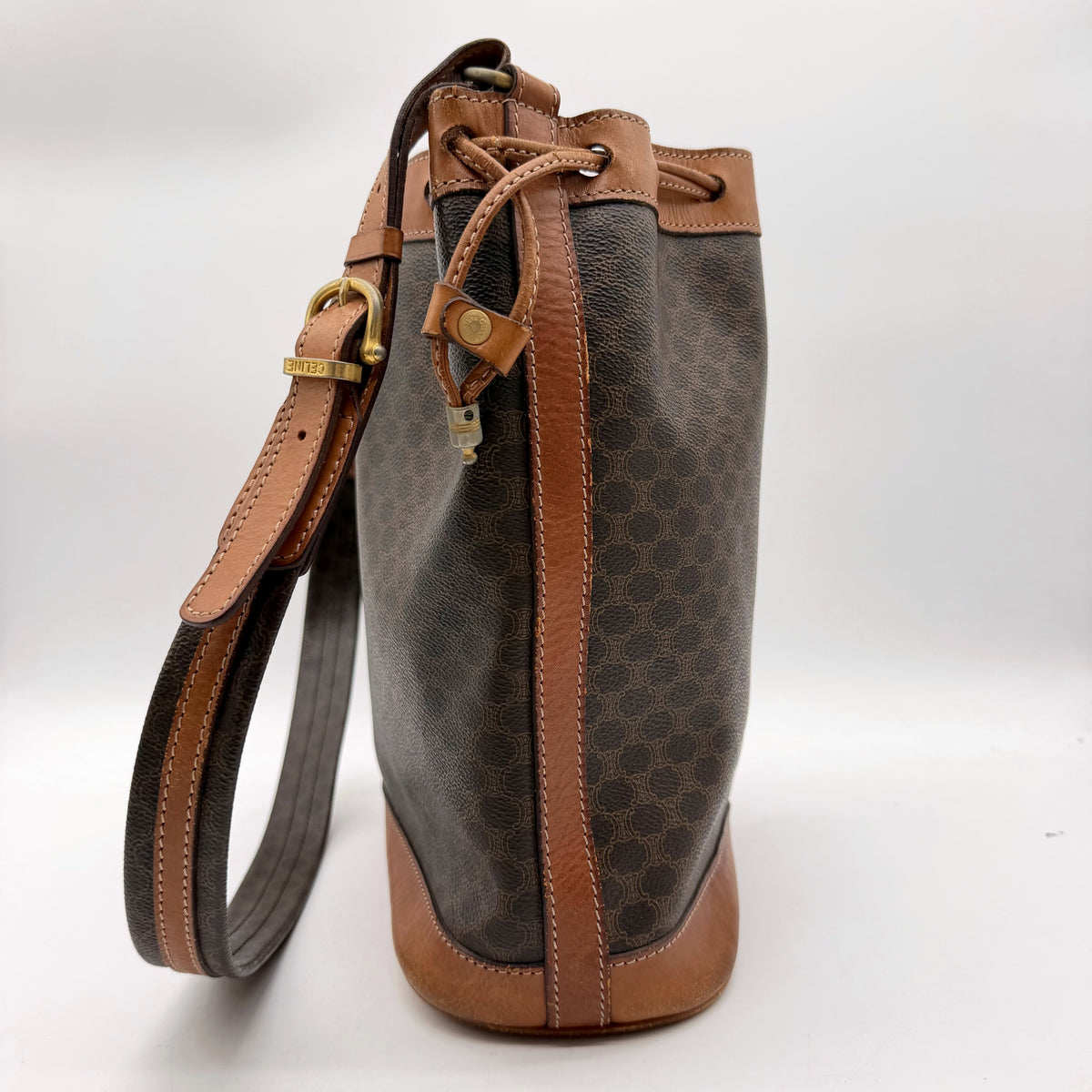 Celine sac seau Macadam toile brune - vue de profil
