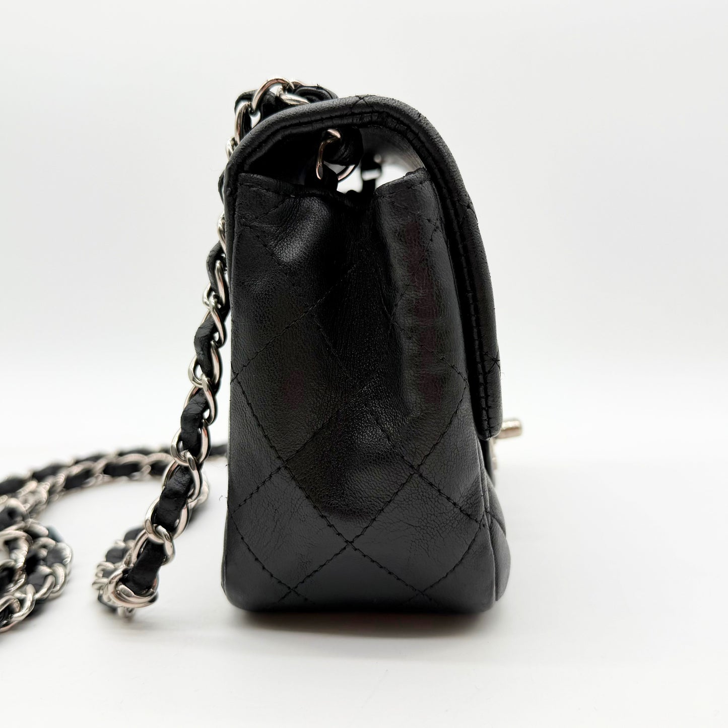 Chanel Mini Timeless carre 17 cuir agneau noir - vue de profil