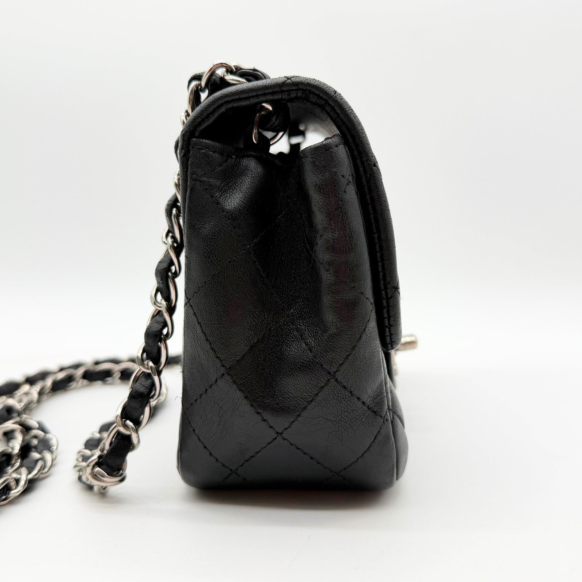 Chanel Mini Timeless carre 17 cuir agneau noir - vue de profil