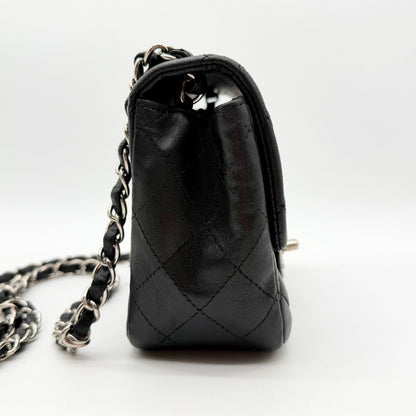 Chanel Mini Timeless carre 17 cuir agneau noir - vue de profil