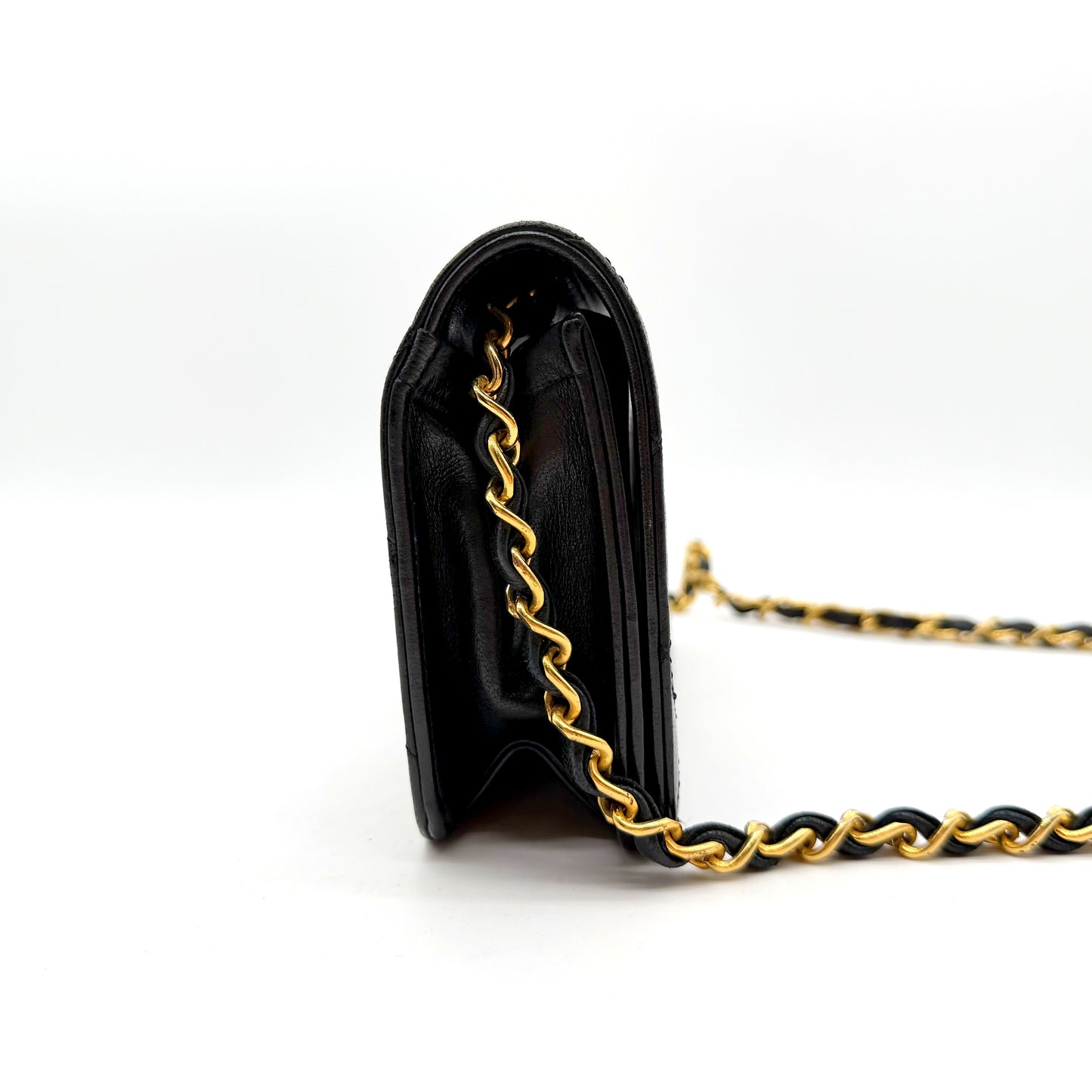 Chanel Wallet on Chain cuir d'agneau matelassé noir - vue de côté droit, sac debout