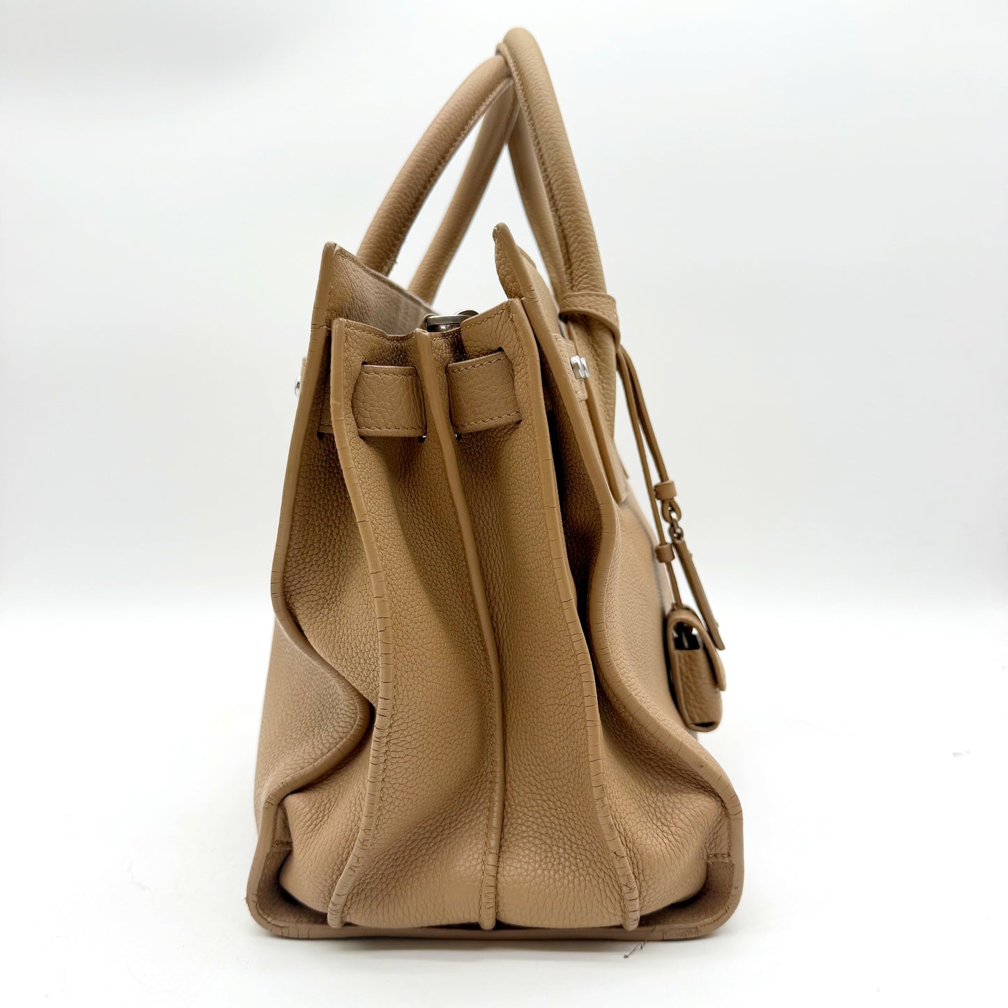 Saint Laurent Sac de Jour cuir grainé beige - côté debout, soufflet latéral plissé