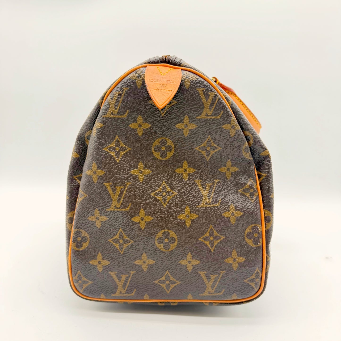 Louis Vuitton Speedy 30 toile Monogram - côté avec patte de cuir estampillée