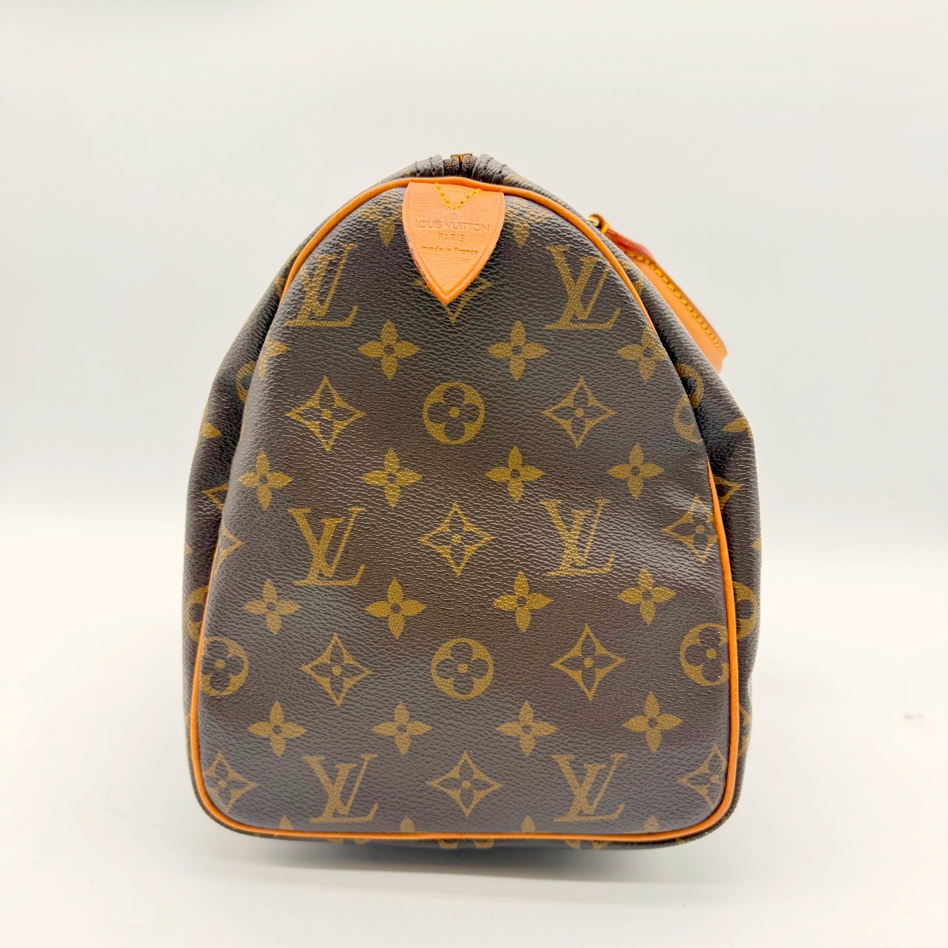 Louis Vuitton Speedy 30 toile Monogram - côté avec patte de cuir estampillée