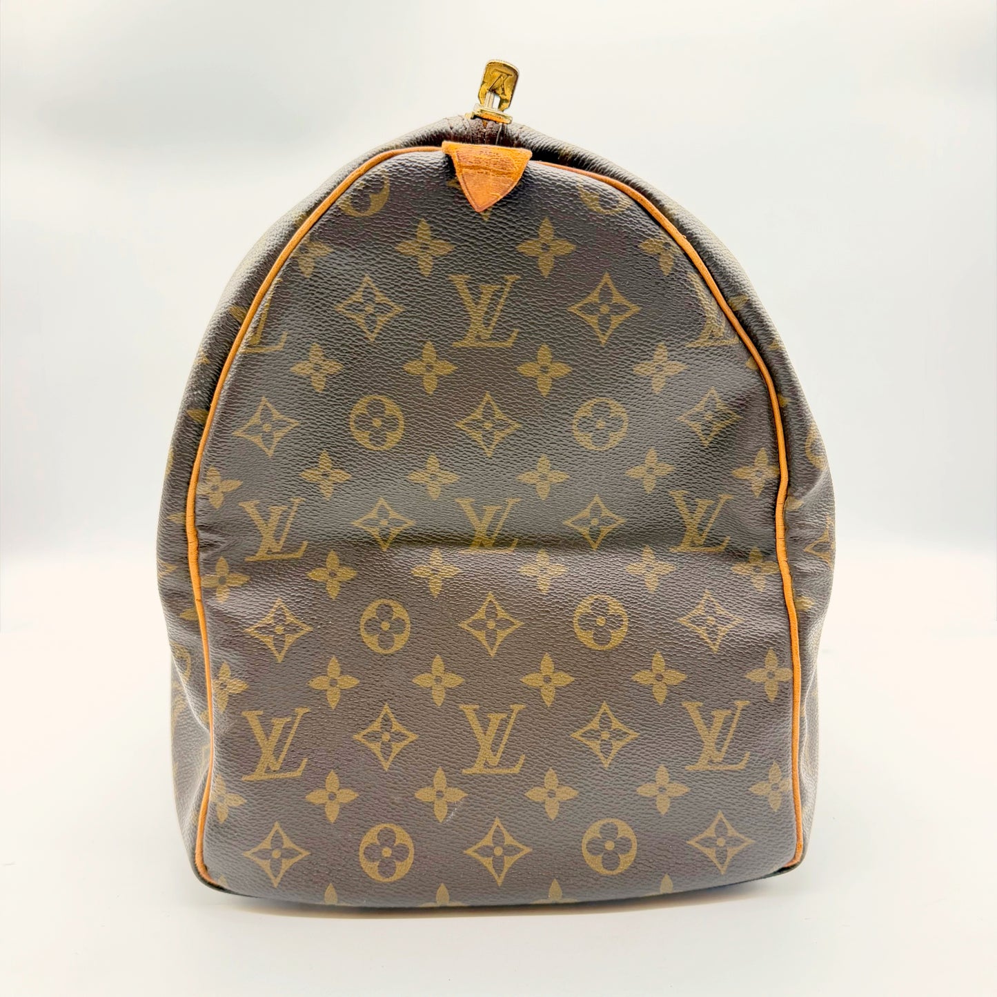 Louis Vuitton Keepall 50 toile Monogram - côté avec patte de cuir et curseur