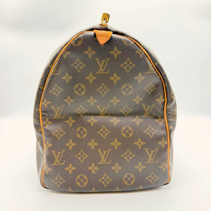 Louis Vuitton Keepall 50 toile Monogram - côté avec patte de cuir et curseur