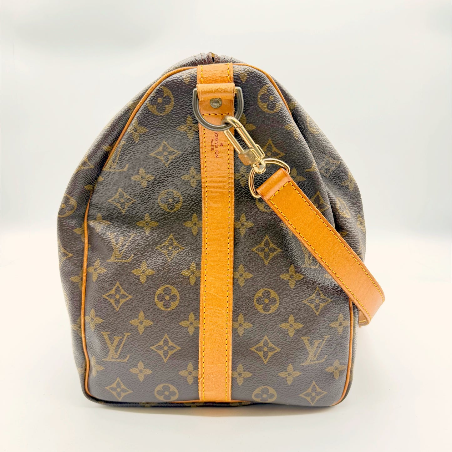 Louis Vuitton Keepall Bandoulière 50, profil latéral avec anneau en D et mousqueton de la sangle