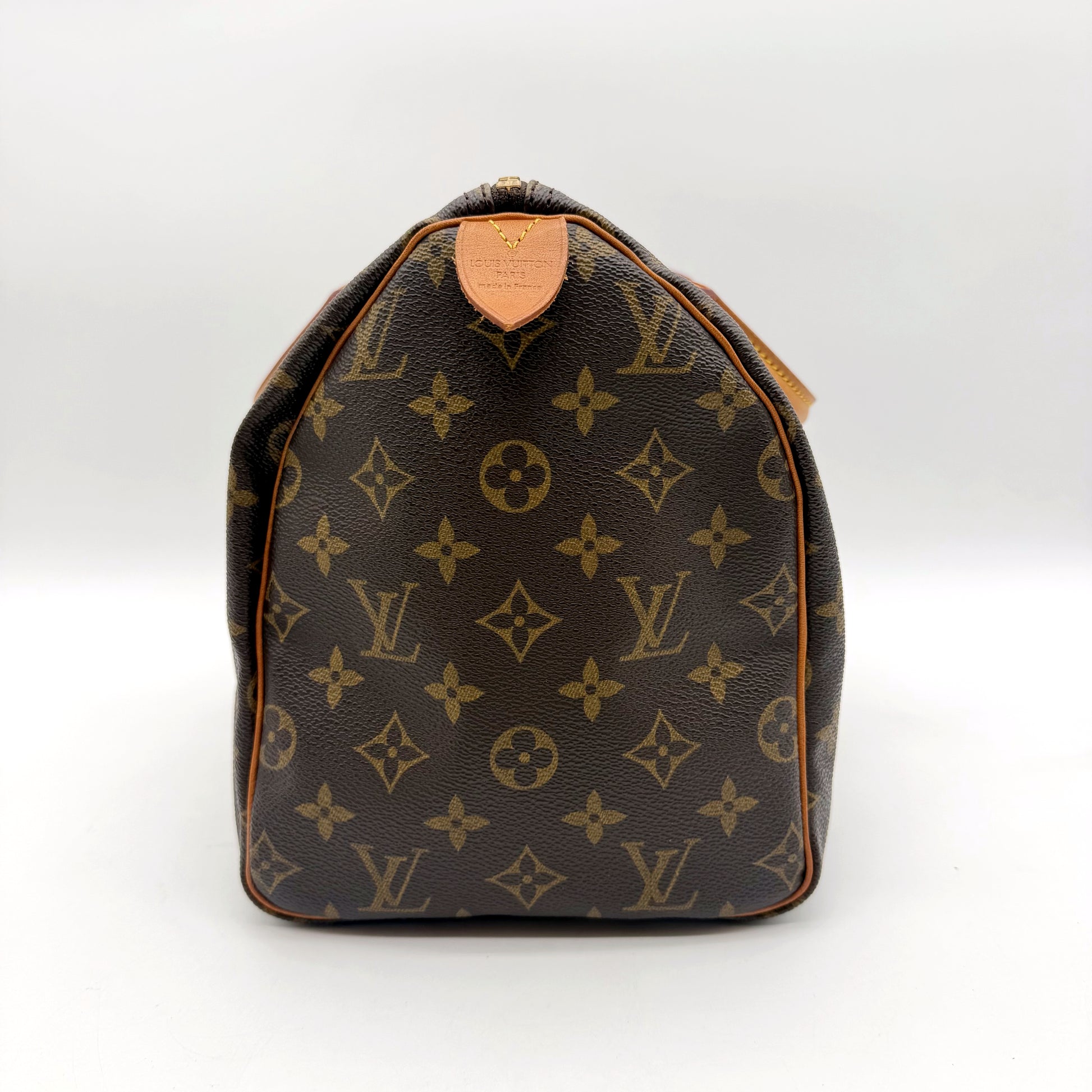Louis Vuitton Speedy 30 toile Monogram - une extrémité du sac et sa patte de cuir supérieure