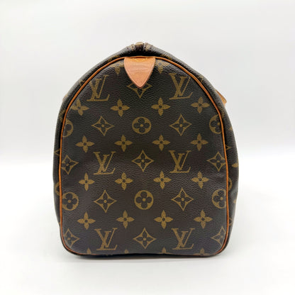 Louis Vuitton Speedy 30 Monogram-canvas - een uiteinde van de tas en het leren lipje bovenaan
