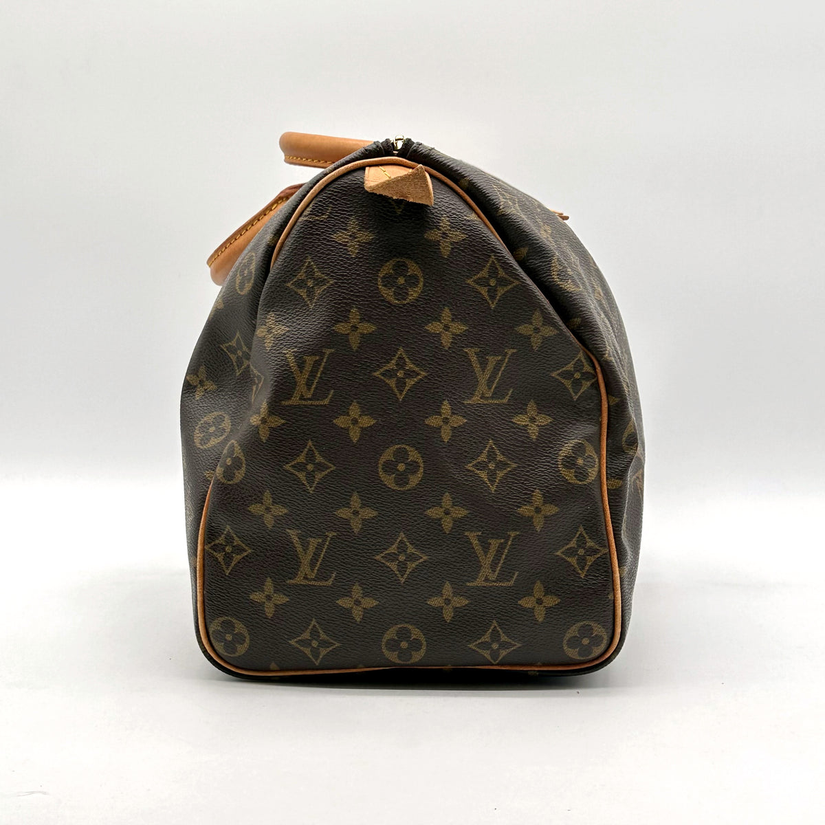 Louis Vuitton Speedy 35 toile Monogram - une extrémité du sac et sa patte de cuir supérieure