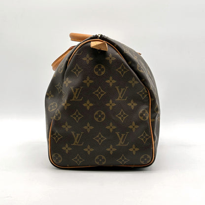 Louis Vuitton Speedy 35 toile Monogram - une extrémité du sac et sa patte de cuir supérieure