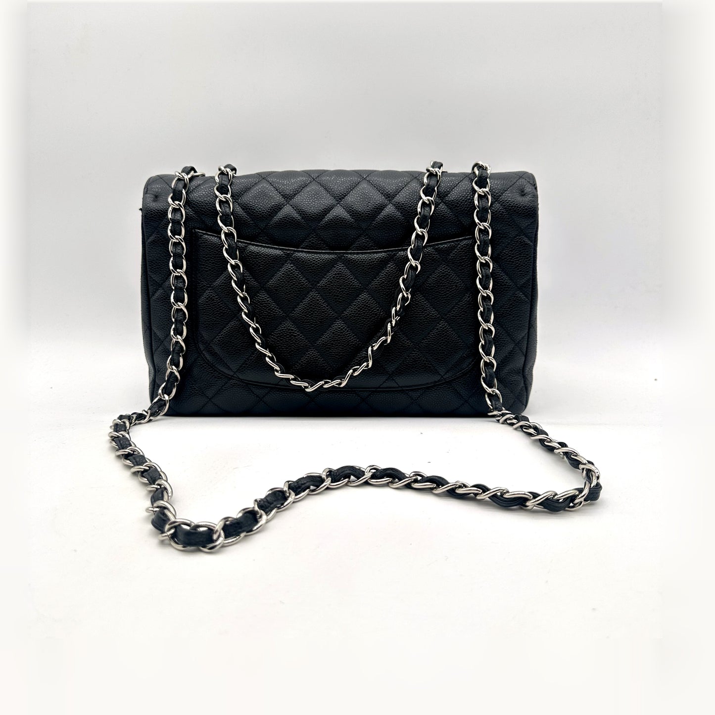 Chanel Timeless 30 cm Cuir Caviar Noir - vue de dos, chaîne posée devant