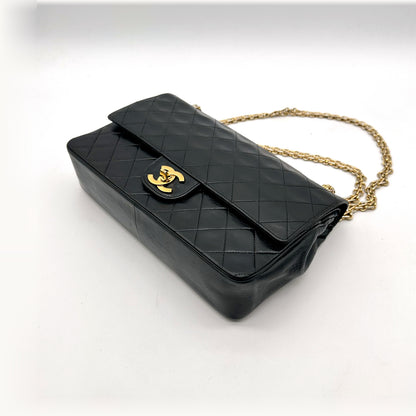 Chanel Timeless 25 cm Cuir d'agneau Noir - vue de trois quarts, rabat fermé