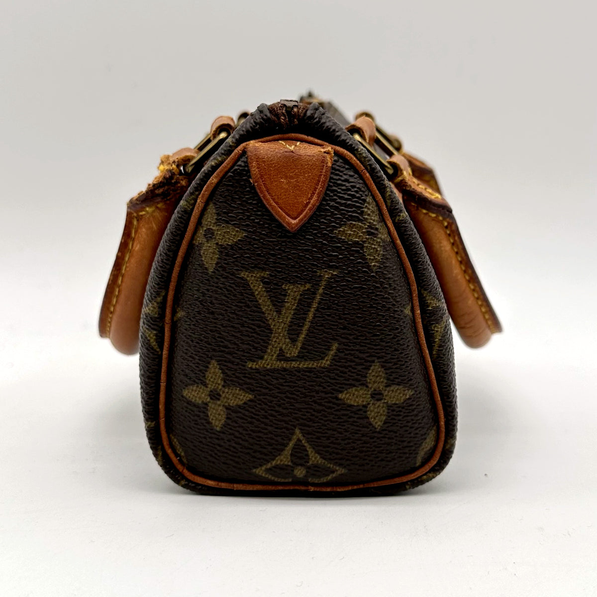 Louis Vuitton Nano Speedy Toile Monogram - vue d'un bout, patte de cuir