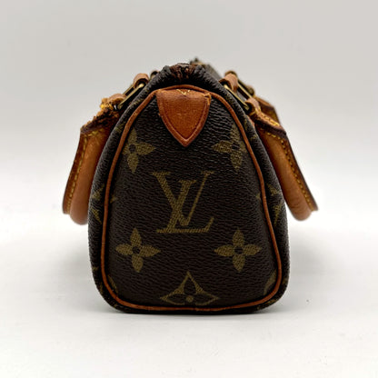 Louis Vuitton Nano Speedy Toile Monogram - vue d'un bout, patte de cuir