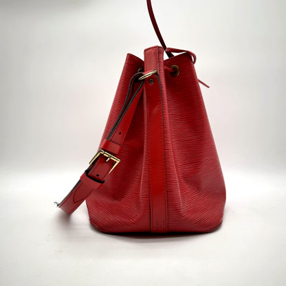 Louis Vuitton Petit Noé Cuir Épi Rouge - profil et bandoulière réglable