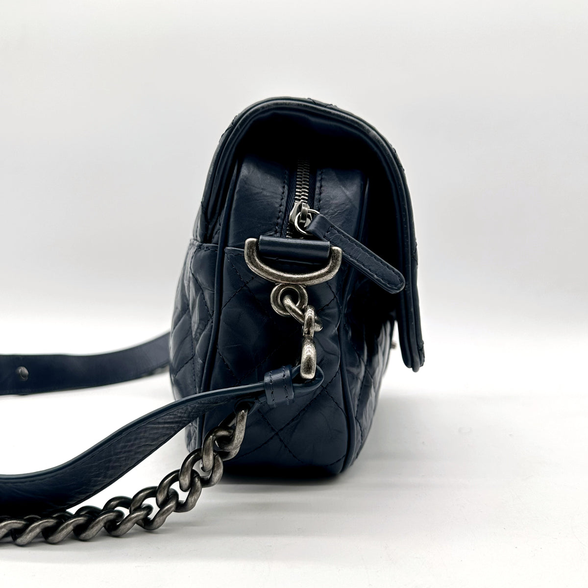 Chanel Matelassé Cuir Bleu Marine - profil, bandoulière chaîne et cuir