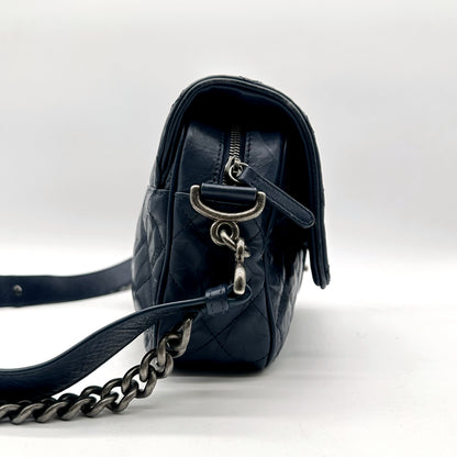 Chanel Matelassé Cuir Bleu Marine - profil, bandoulière chaîne et cuir