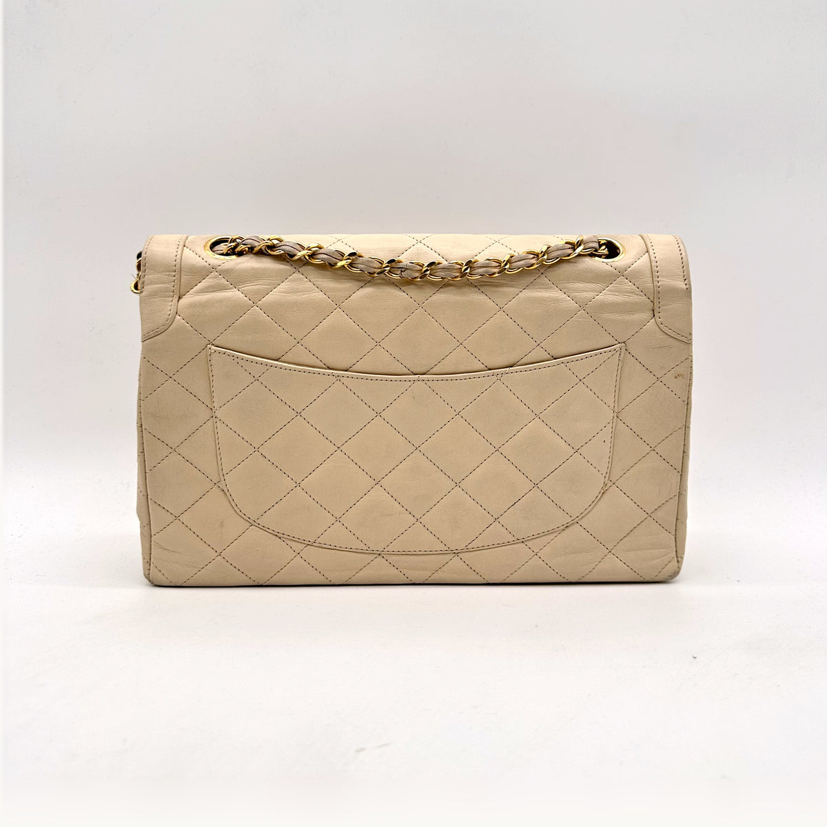 Chanel Diana Cuir d'agneau Beige - vue de dos, poche plaquée