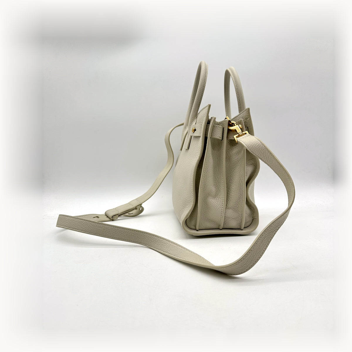 Saint Laurent Sac de Jour Baby Cuir Grainé Blanc Cassé - profil, bandoulière déployée