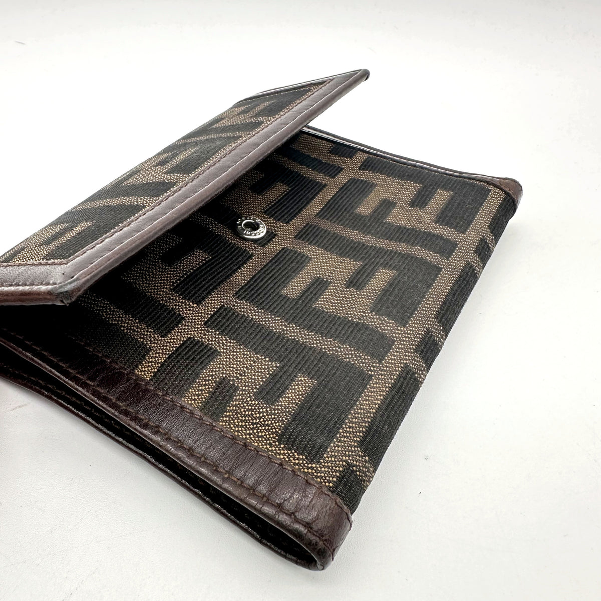 Fendi Porte-monnaie Toile Zucca - vue de trois quarts, rabat entrouvert