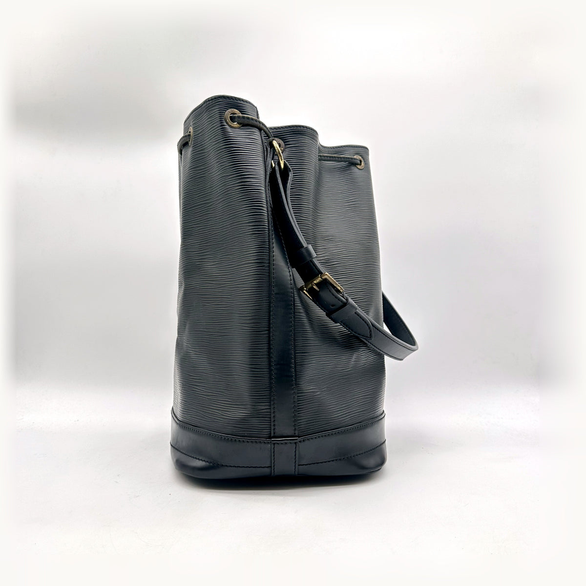 Louis Vuitton Noé Cuir Épi Noir - profil et bandoulière réglable